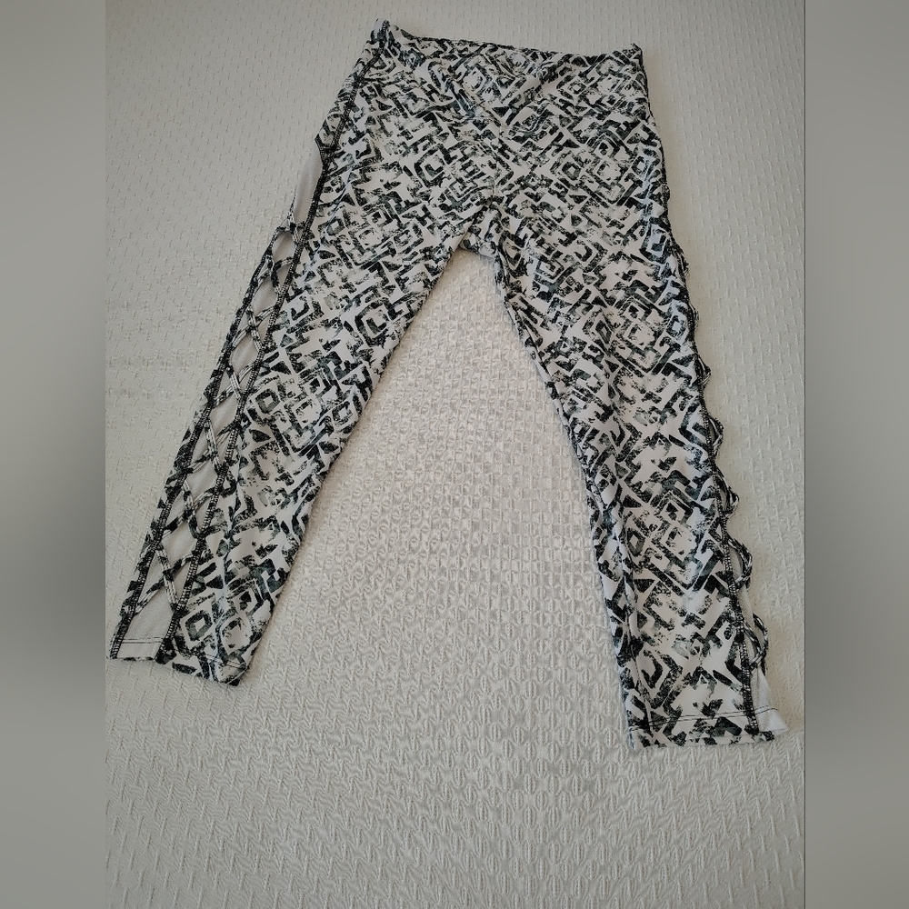 Bally /Total Fitness/ Black and White Patterned Leggings Size L